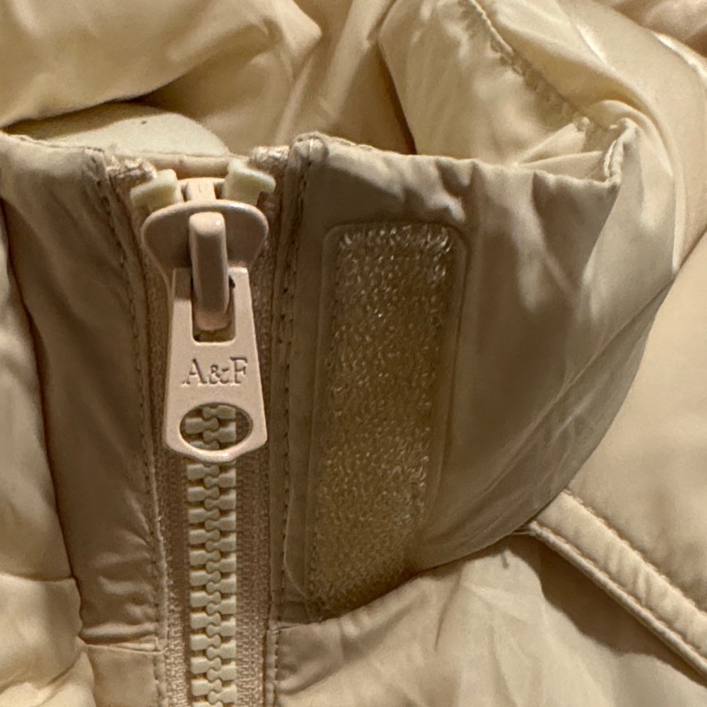Abercrombie & Fitch Women's Beige Puffer Jacket - Picture 12 of 16
